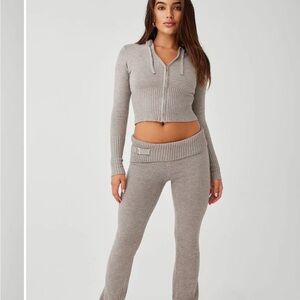 Frankie’s Bikini Fleur cloud knit set